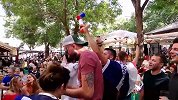 格子点射首开纪录！法国蒙彼利埃街头看球的球迷欣喜若狂