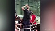 小加真男人 夺冠游行直接吹瓶香槟