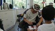 武磊与儿子一起烫头 高萌预警！武小弟还没烫完就被丑哭了