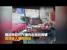 小轿车迎面撞向路边SUV 现场多人倒地_超清