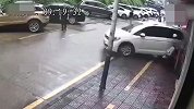 广东深圳一女司机倒车时突然加速，将过路女子撞倒卷入车底
