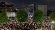 今夜无眠！阿森纳球迷聚集在酋长球场外庆祝夺冠