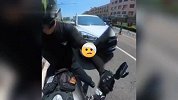 男子骑摩托等红灯，遭女子开车反复碾脚还被怼，男子：我血亏5百