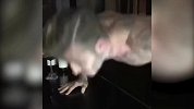 足球-16年-小贝最新福利秀  身穿内裤钢琴配乐做俯卧撑-新闻