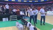 老baby你超级高水平！胡明轩与球迷合影 竟让杜锋帮忙拍照