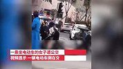 电动车乘客被公交碾压身亡 女子撕心裂肺痛哭：快打120