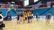 CBA-广东男篮训练欢乐多 投篮比赛输者抱头被砸-新闻
