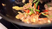 西芹牛肉按这几个步骤做，肉质细腻，芹菜轻脆酸口