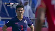泰国队任意球造禁区混战 被吹冲撞门将
