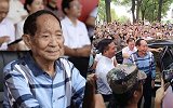 追星该有的亚子！袁隆平出席大学开学典礼 校园秒变大型追星现场