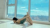 小姐姐唯美晨间瑜伽拉伸 深夜的你睡得着吗？