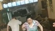 四川一路虎出车库时突然加速飞进饭店 致5人受伤