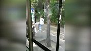 公交起冲突 老人直接放倒女孩