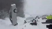 数辆汽车高速路上变雪人