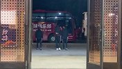 伤势严重！马尔康赛后走路艰难一瘸一拐被扶上大巴