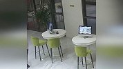 女孩醉酒歇酒店大厅 男子竟直接扑上去