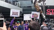 季后赛看得着实眼热！湖人球迷斯台普斯门口游行抗议