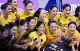 女排大获全胜！朱婷带妹妹与全队合影 连恩师古德蒂也和妹妹自拍