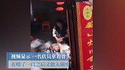 大理一饭店店员偷啃骨头扔回锅里 市场监督管理局已介入