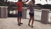 西甲-1718赛季-叕发狗粮！卡卡与女友家中热舞 跳着跳着就亲上了-专题