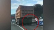 【四川】渣土车将电瓶车卷入车底，女骑手惊魂未定钻出脚部受伤