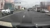 不管不顾！记录仪实拍违规掉头引发车祸