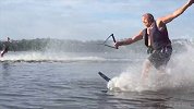 夏日入水搞笑合集！跟着快艇冲浪的男子分分钟飞给你看
