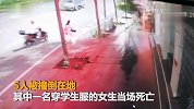 【广东】轿车失控冲上人行道撞断大树，女子当场身亡