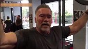 施瓦辛格喊话詹姆斯：勒布朗，你是冠军，你是最棒的!