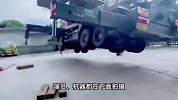 事发瞬间曝光！横店一吊车作业中被大风吹翻砸到建筑物，当地回应