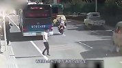 男子碰瓷意外丢了性命，太惨了，监控拍下全过程！