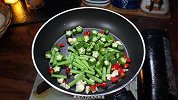 炒豆角的家常做法，百吃不腻的豆角炒秋葵，清爽开胃