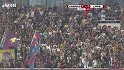 石哲一脚斜传球到门前 克莱奥头球先拔头筹
