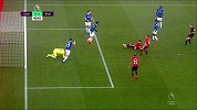 英斯用脸过人！戈麦斯解围击中自家球门立柱