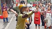 外卖员疑被顾客捉弄情绪崩溃 来回兜圈引围观
