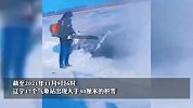 沈阳市民雪地中合力推轻轨，网友：见过推公交车，第一次见推轻轨