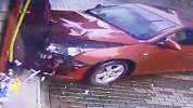 四川达州一轿车失控撞进路边门市 商户：引擎盖上还挂了个环卫工
