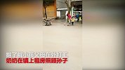 环卫工用绳栓住孙子一起扫地 引热议