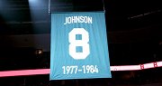 荣耀时刻！雄鹿正式退役马奎斯约翰逊8号球衣