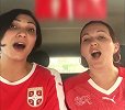瑞士塞尔维亚球迷争奇斗艳！两位小姐姐人美歌声如天籁