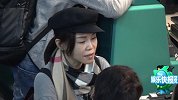 彭佳慧素颜现身机场 与助理热聊被摸脸也开心