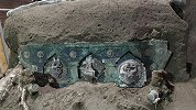 被火山灰埋了的庞贝首次出土了一辆花车：青铜饰身，精美绝伦