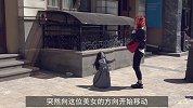 路边站着一个“怪娃娃”，美女拿出手机拍照，下一秒当场崩溃！