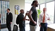 NBA-卡罗尔携黄蜂拉拉队拜访康师傅上海总部