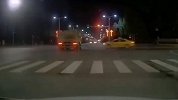 西安一渣土车闯红灯与出租车相撞 车身倾压致出租车乘客身亡
