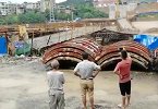 南方暴雨，洪水夹带垃圾冲垮桥 官方：连日暴雨导致