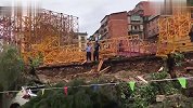 云南凌晨暴雨围墙倒塌 云南昆明一小区7辆车被砸