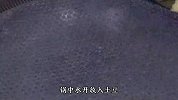 买回来的火腿肠用波纹刀切一切，加点土豆随手炒一炒就很下饭