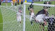 憨憨！约旦球员爬上球门庆祝，不慎掉到球网上起不了身