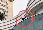 小伙和女友闹分手欲跳楼 民辅警飞身扑救4秒拽回一条命